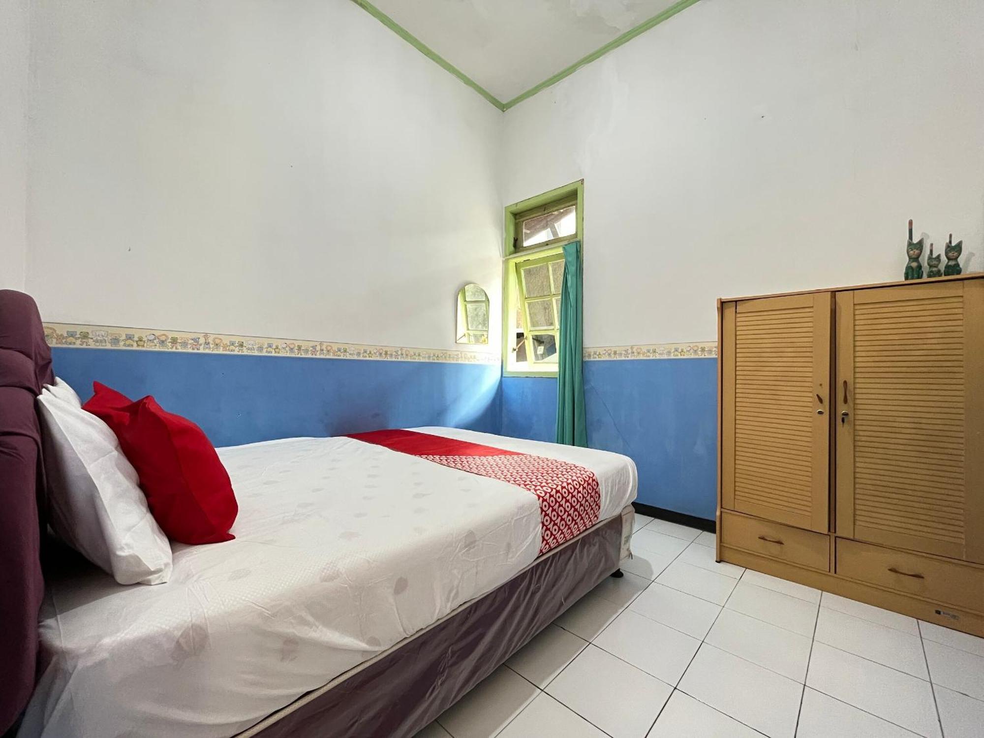 Oyo 93629 Cemara Syariah Mojokerto