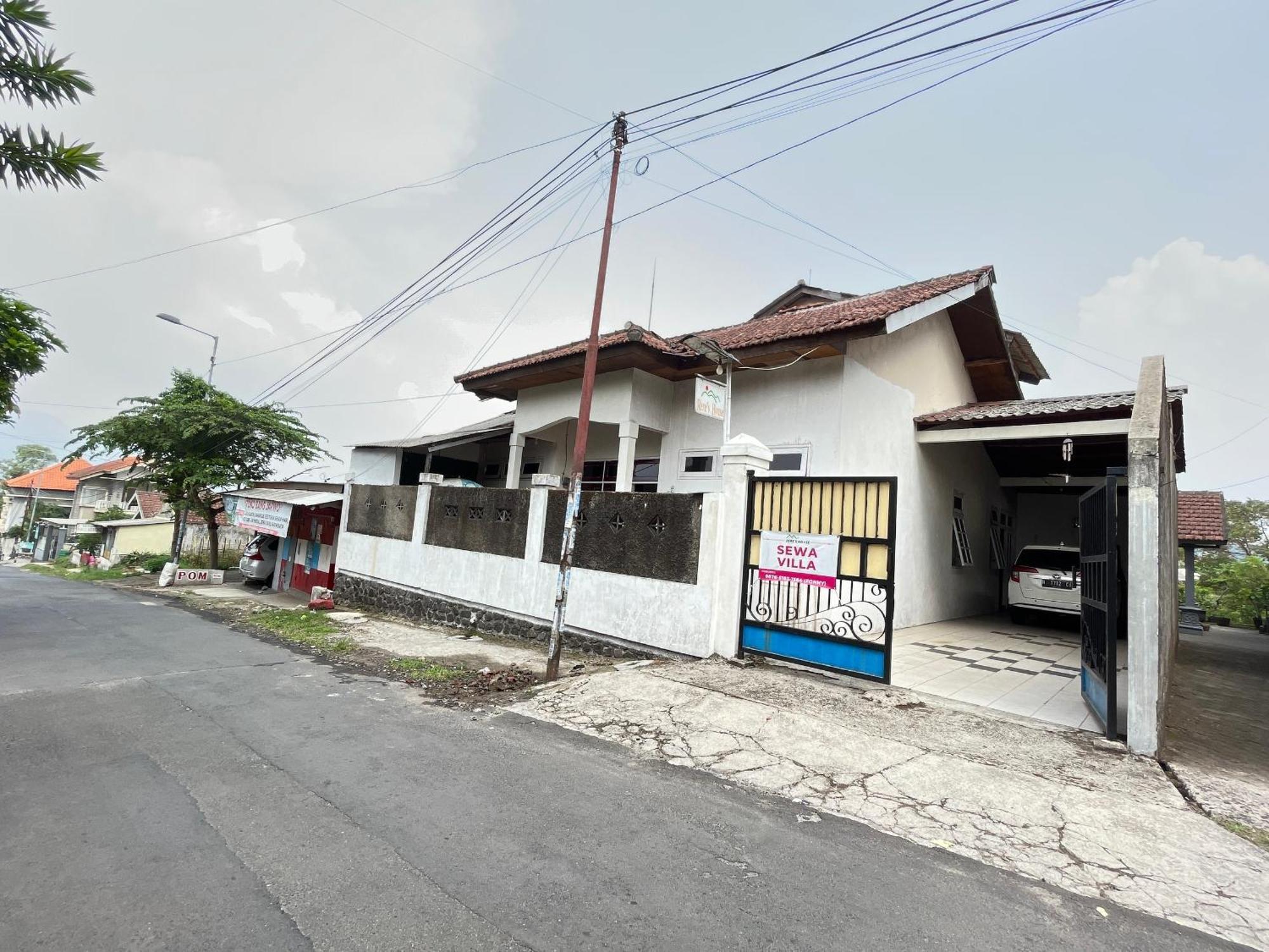 Hotel Oyo 93629 Cemara Syariah Mojokerto